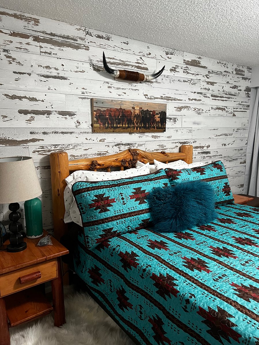 2nd cozy room country shiplap and real log queen bef