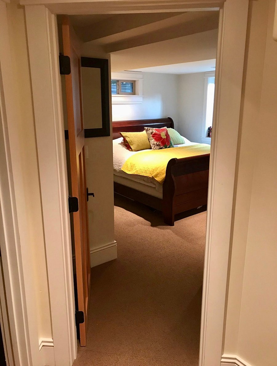 king bedroom, sleigh bed