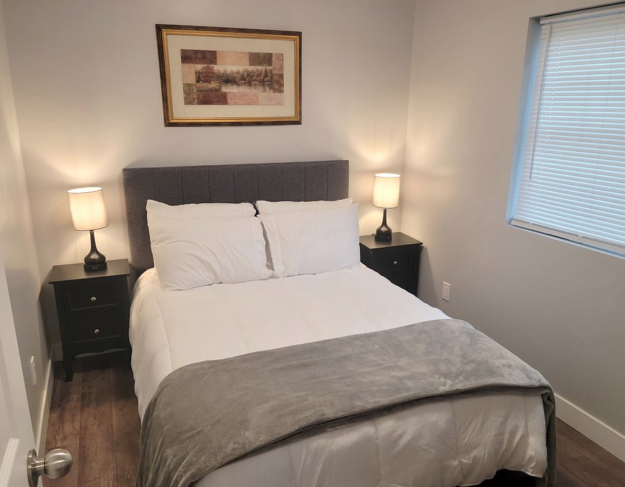 Master bedroom en suite with Queen size bed and touchlamps with USB charging ports and ceiling fan for comfort