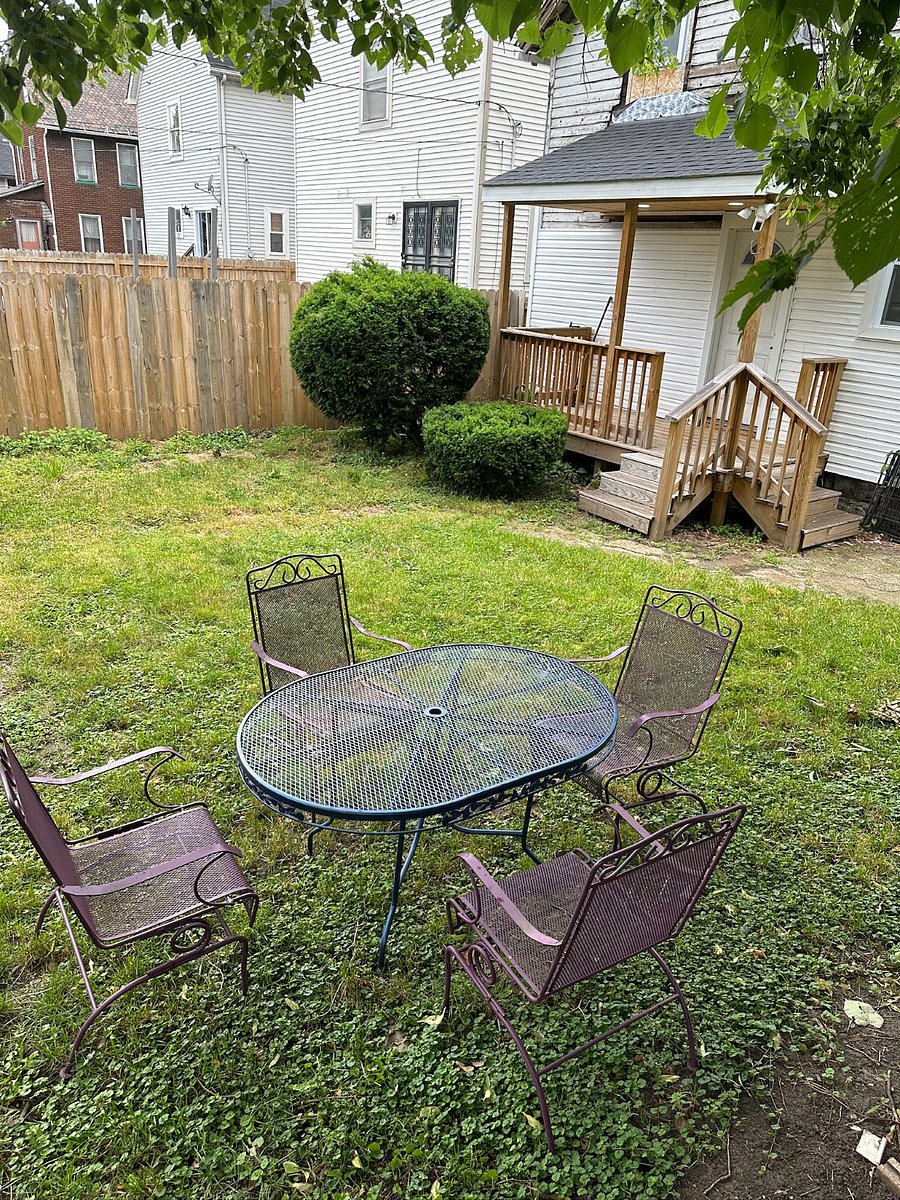 Shared backyard (with 1 tenant upstairs)