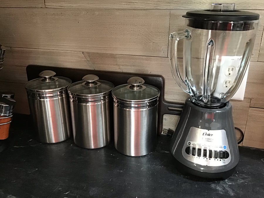 There is also a blender and a bit of flour, sugar and brown sugar.