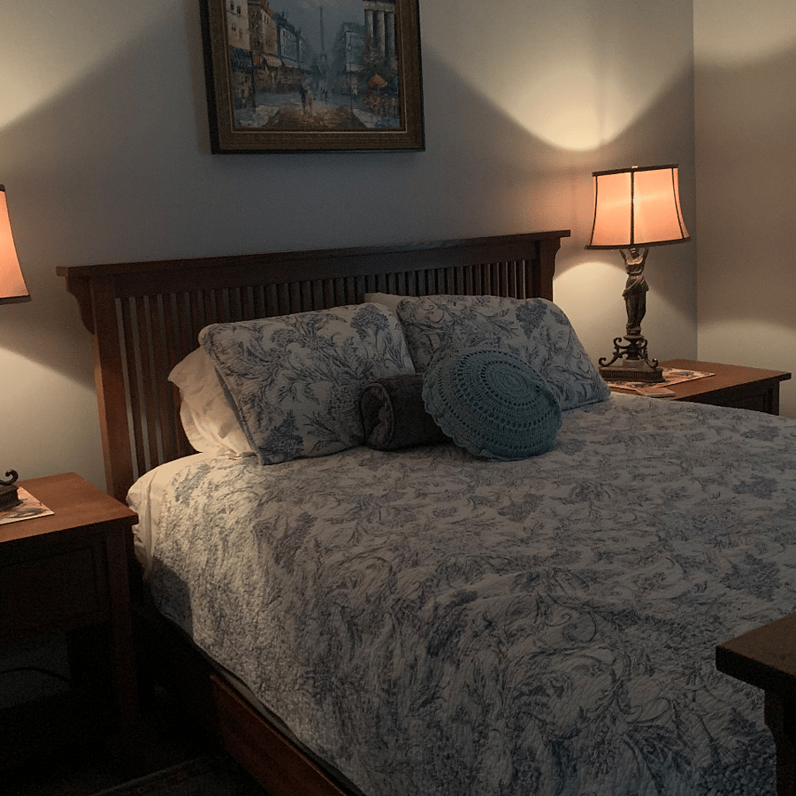 Cozy 2nd bedroom with queen sized bed