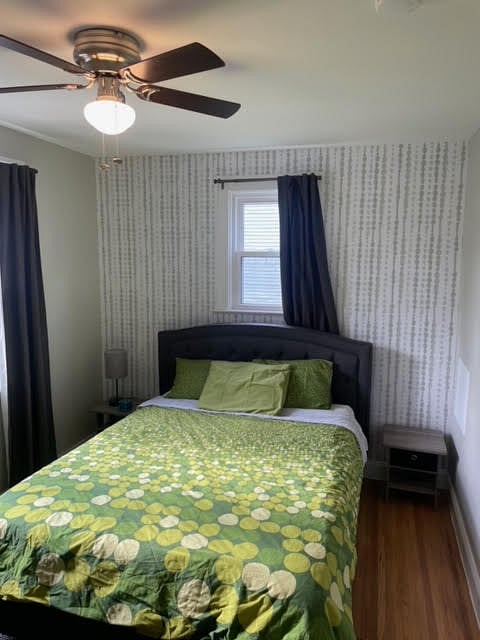 Bedroom - queen size bed