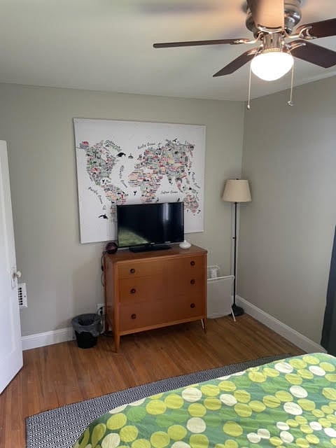 Bedroom - queen size bed