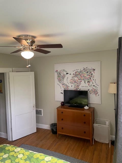 Bedroom - queen size bed