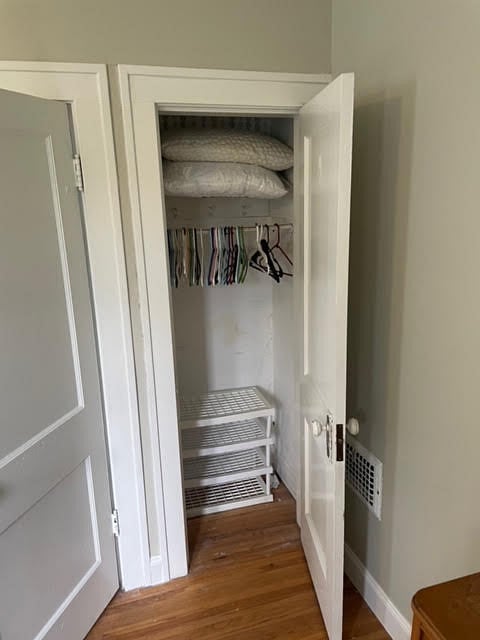 Bedroom - queen size bed