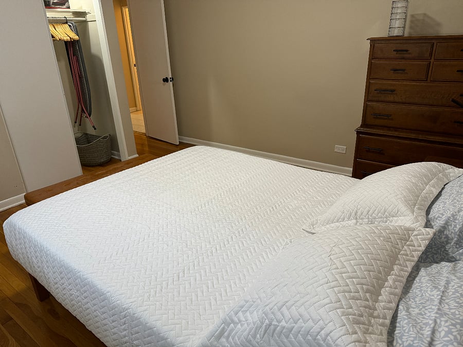 MAIN ROOM W/ ALL NEW QUEEN BED
12" MEMORY FOAM MATTRESS, PROTECTOR, BEDDINGS