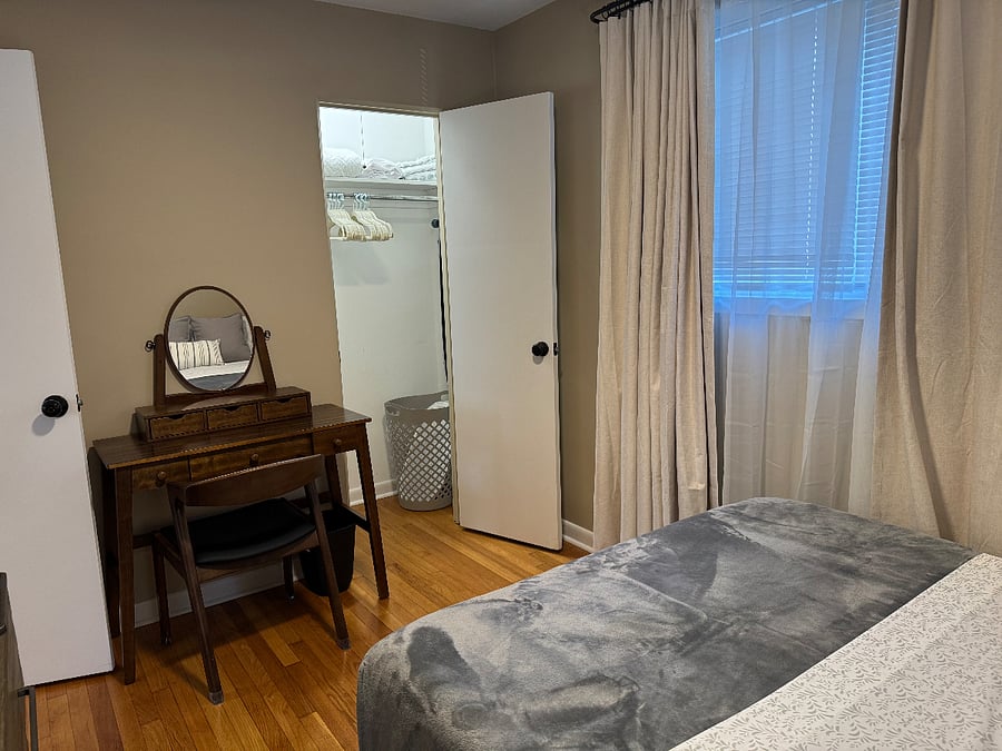 Middle room
Full bed with 12-inch medium firm memory foam, comes with 2 mattress cover protectors (zippered and fitted), soft and medium foam pillows with protector as well