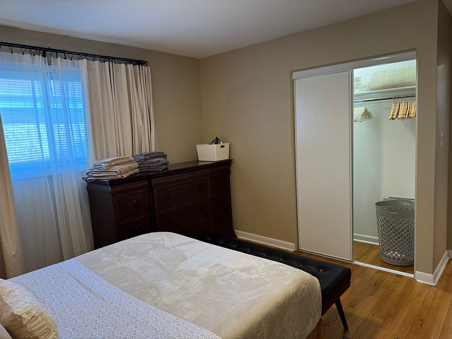 Queen bedroom pic 2