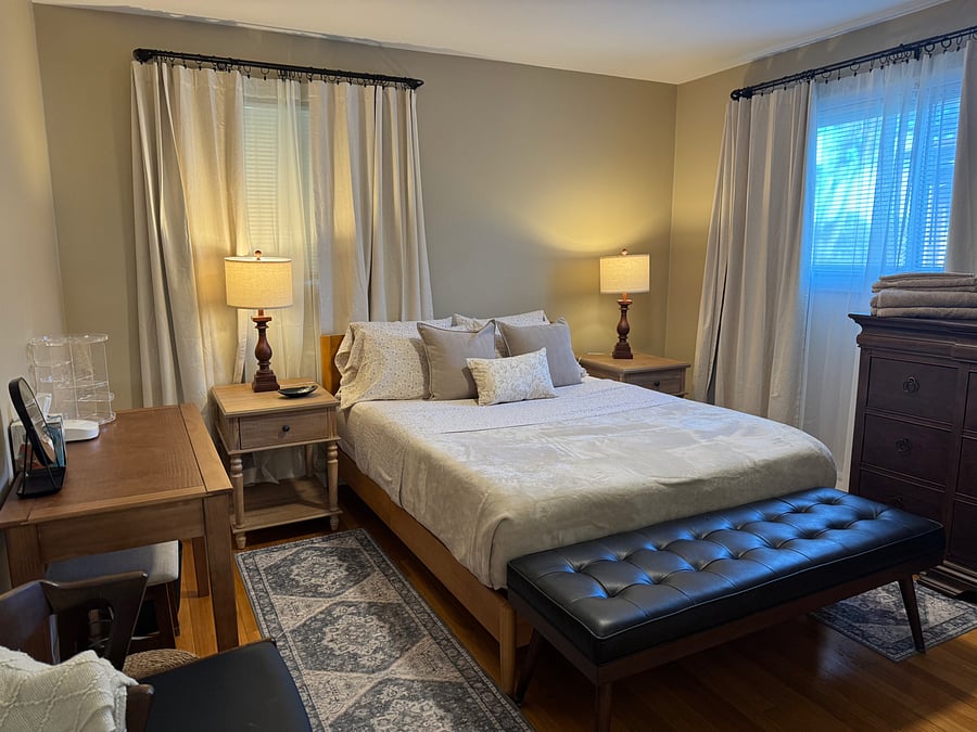 Queen bedroom pic 3