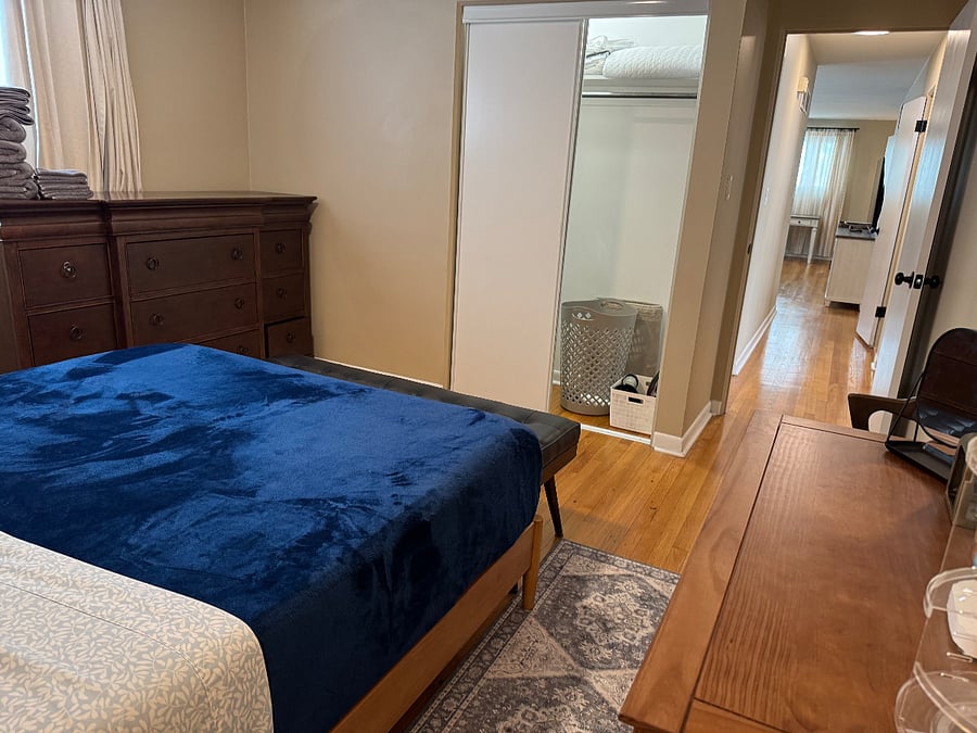 Queen bedroom pic 4