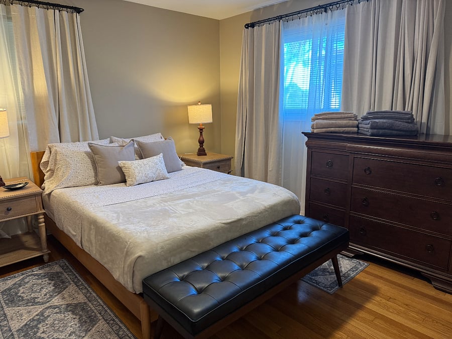 Queen bedroom pic 5