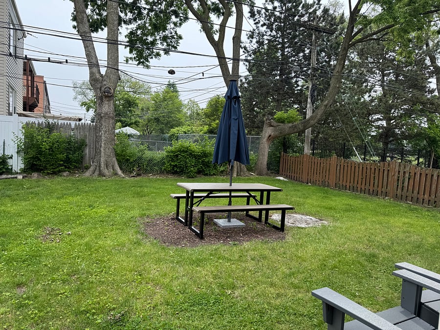 backyard
Please close umbrella after use.