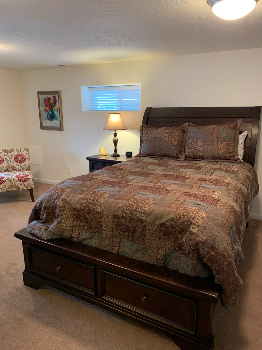 Main large bedroom with queen sized beds.
