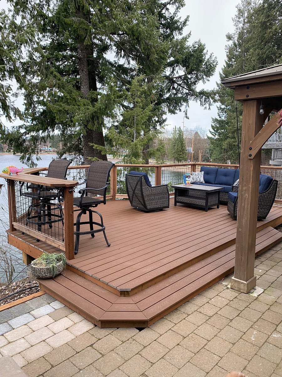 Common area gazebo and deck.