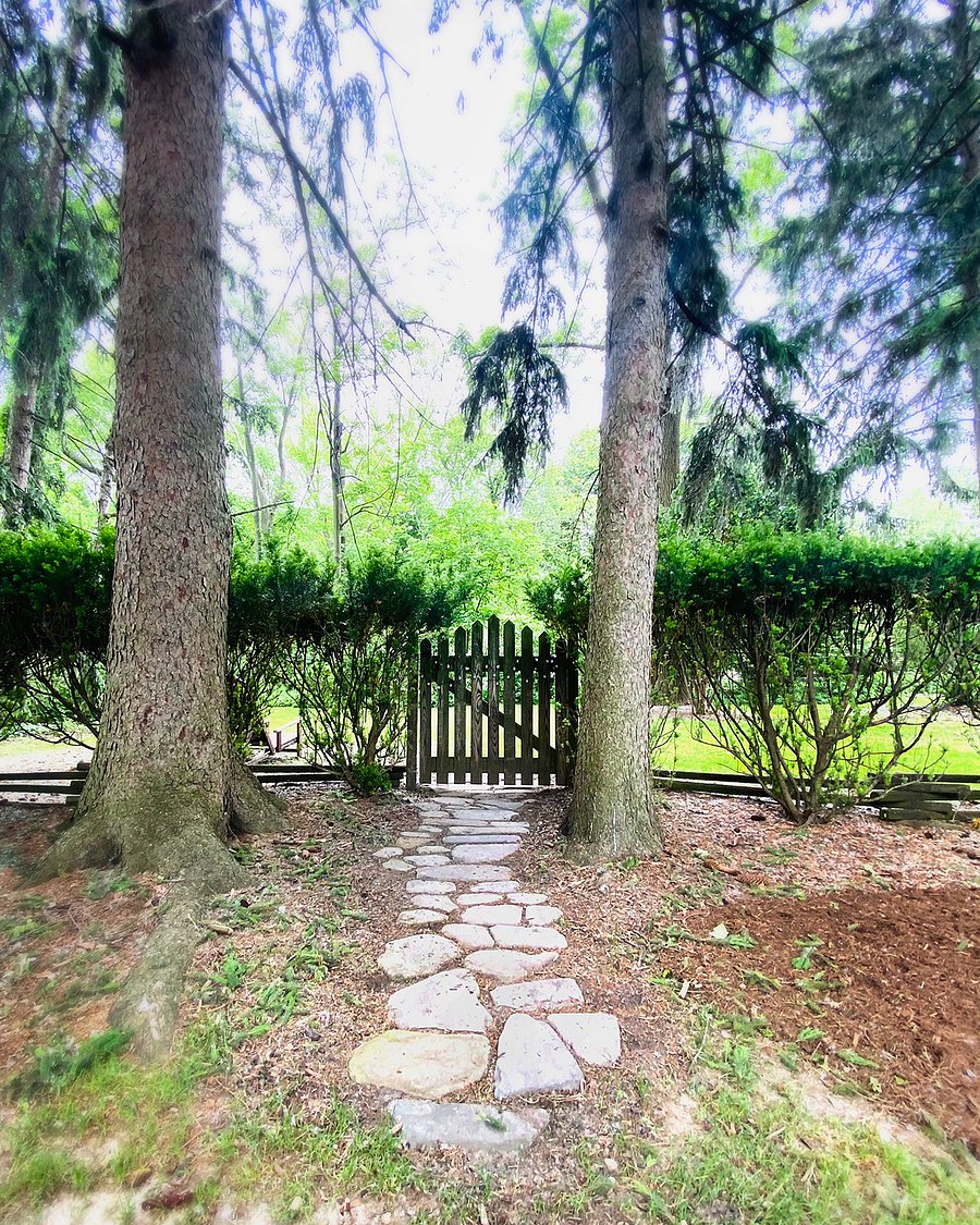 A charming stepping stone path leads to a secondary backyard, ideal for immersing yourself in nature and enjoying quiet moments of relaxation.