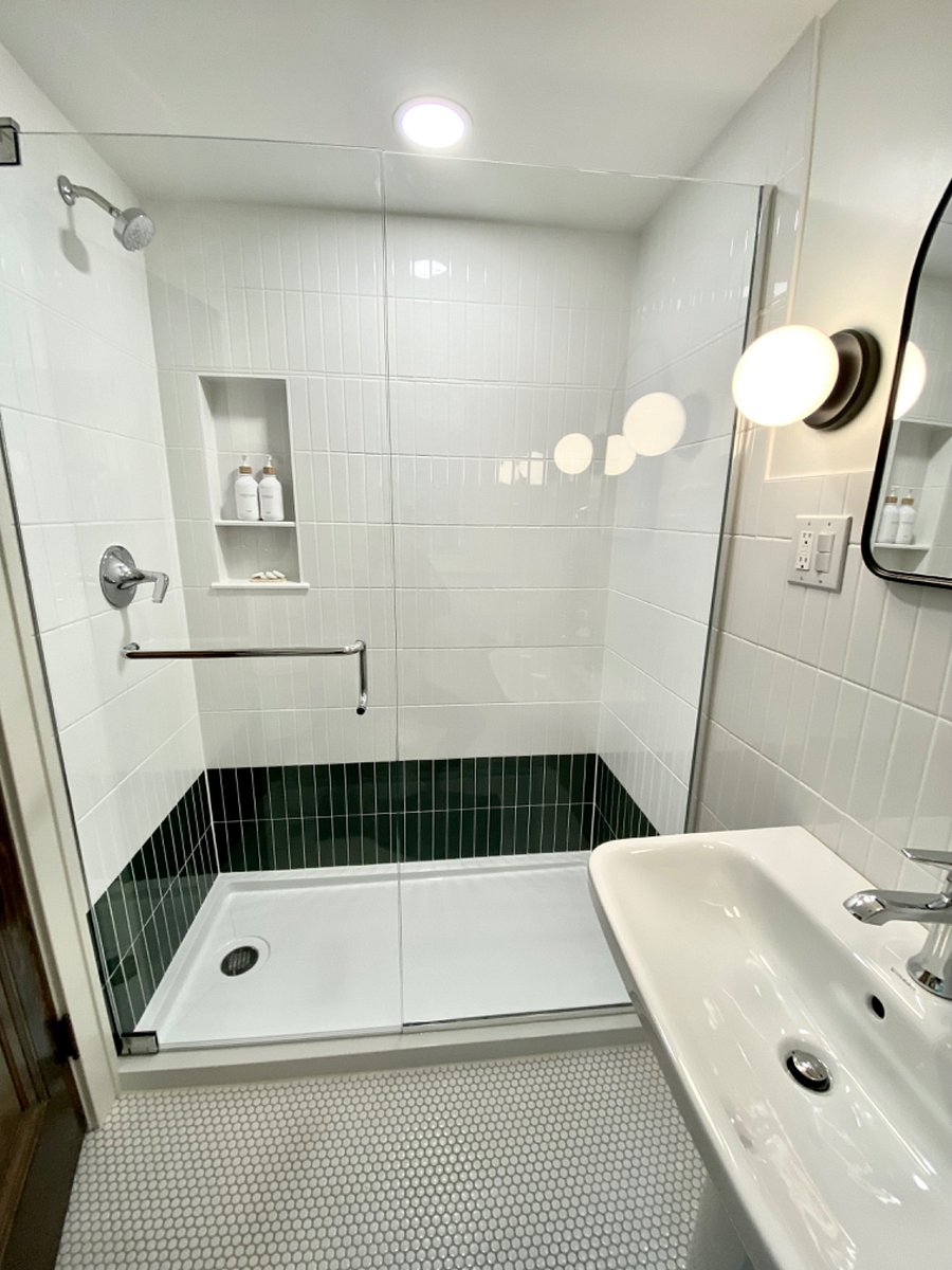 Plush towels and all the basic amenities you would need are provided.
