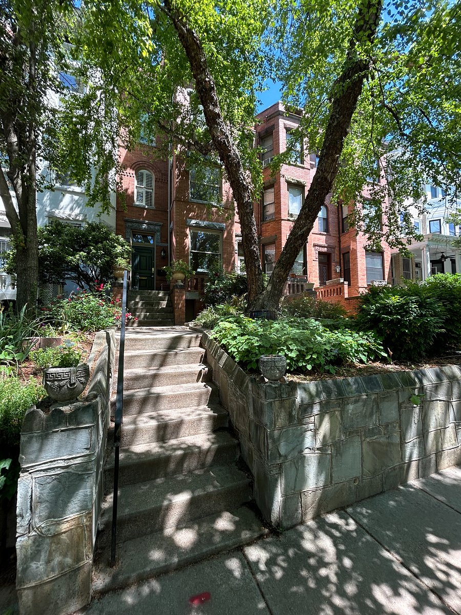 Steps from street to the apartment.