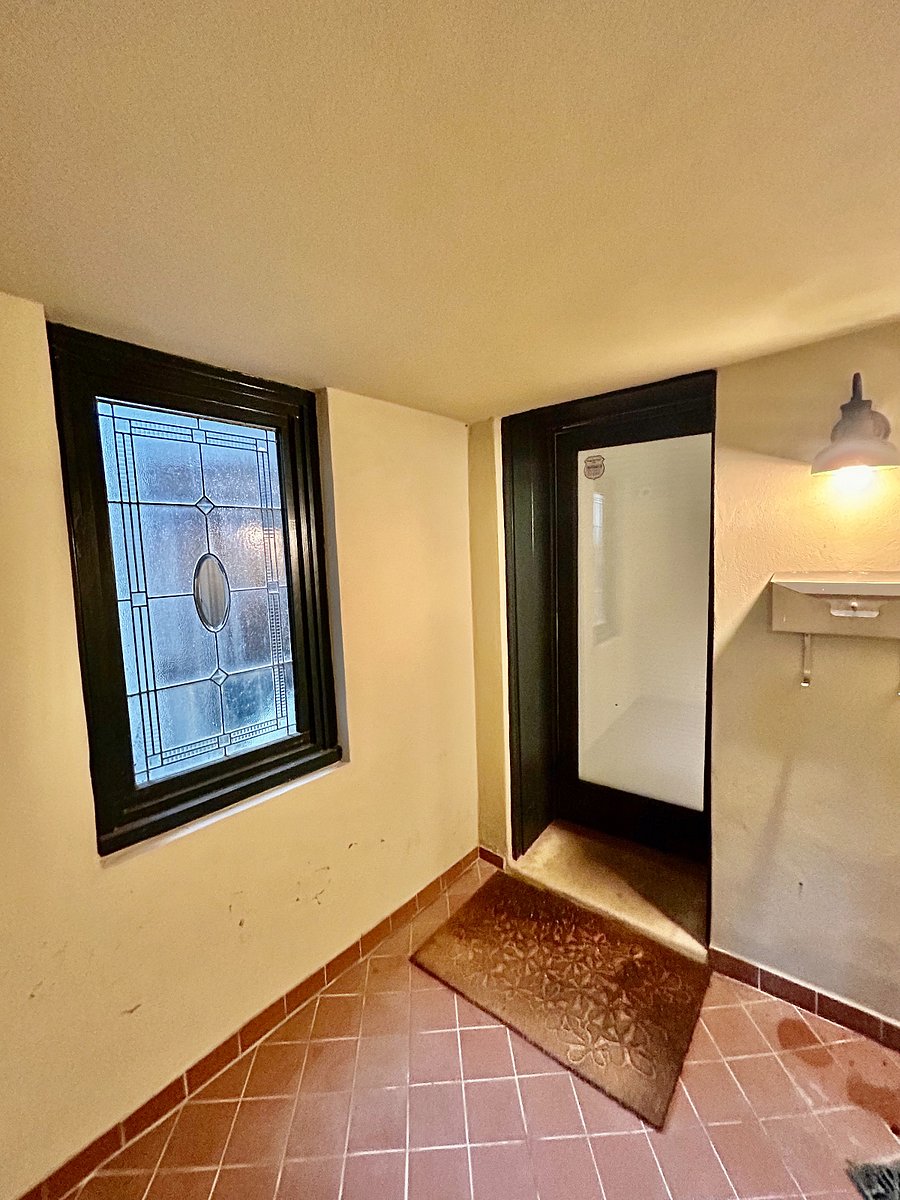 Foyer entrance to the apartment.