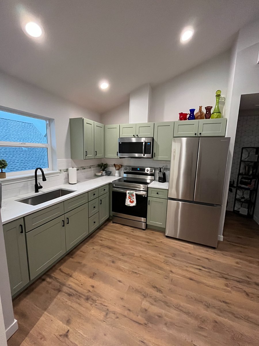 Full kitchen.