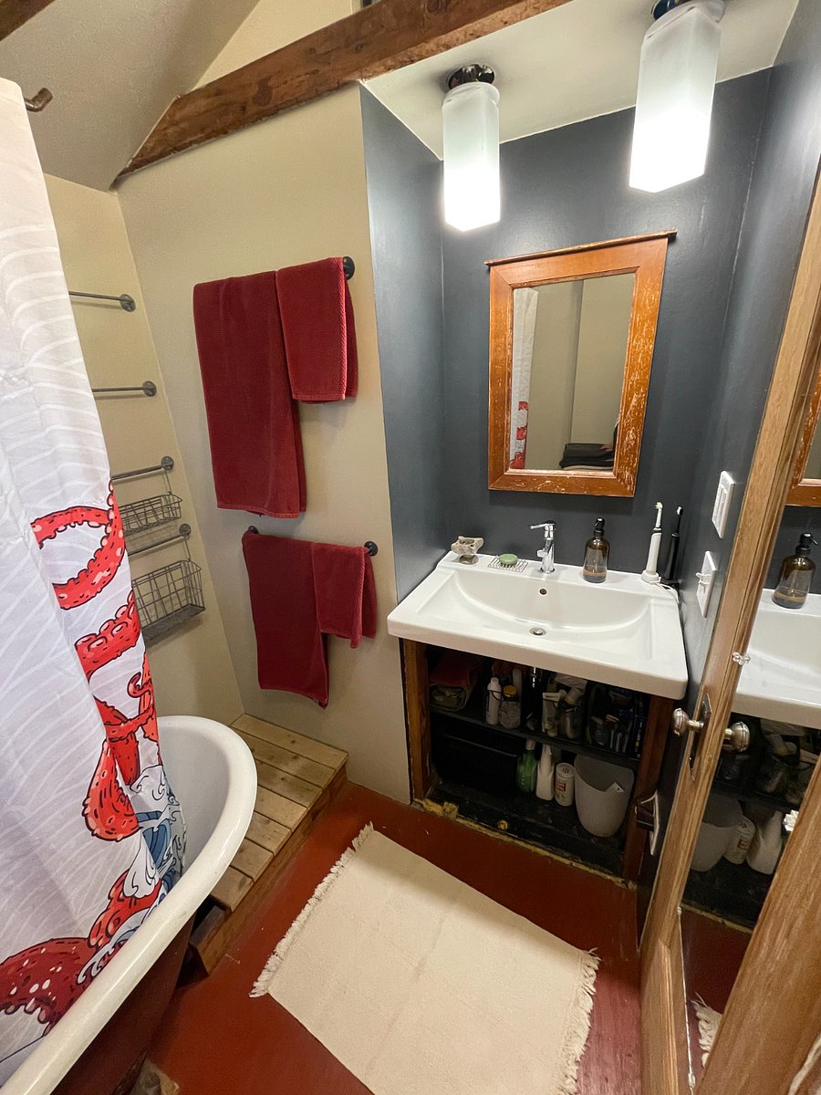 Bathroom (with clawfoot tub)