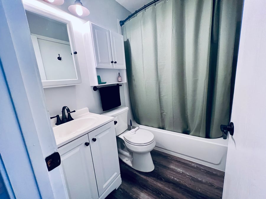 Full Bathroom (1sr Floor) with bath or shower option.