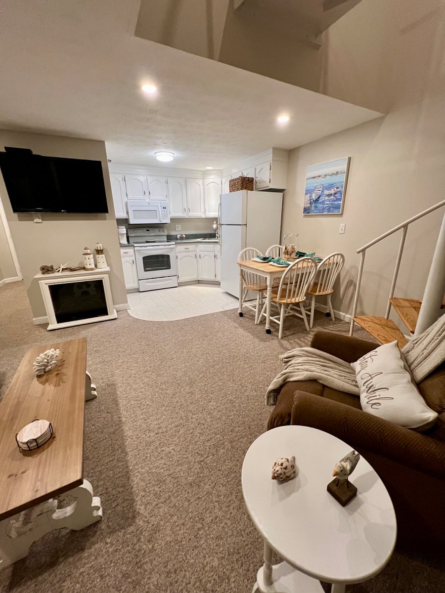 Open kitchen/dining/livingroom space