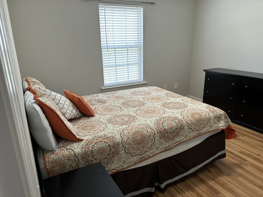 Second bedroom, queen bed