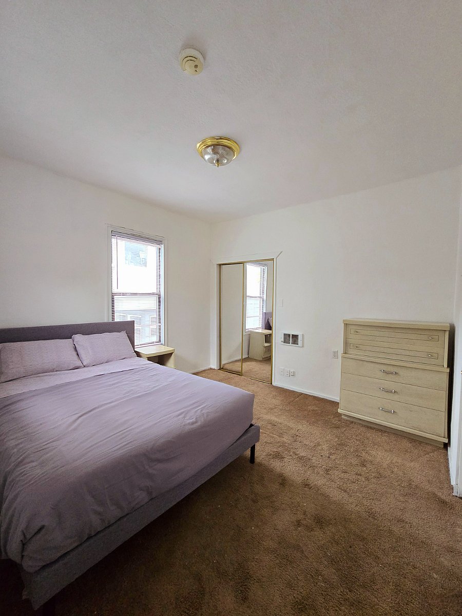 1st bedroom with queen sized bed