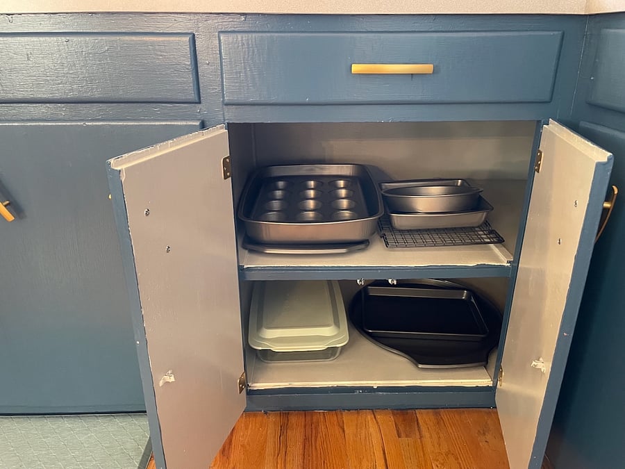 Kitchen items include: a variety of baking dishes that are perfect for preparing all kinds of delicious treats.