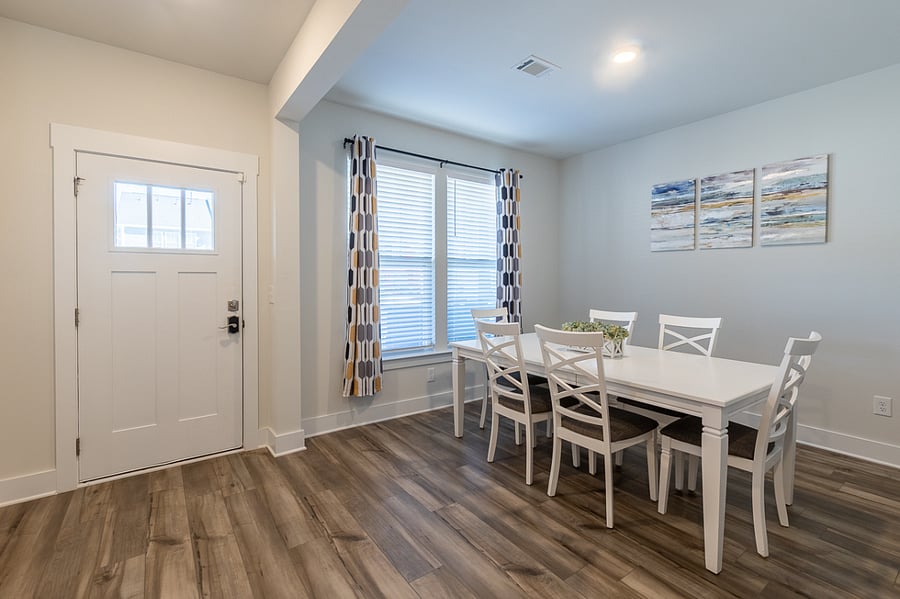 A dining room for 6 is located just off to the right after entering the door.