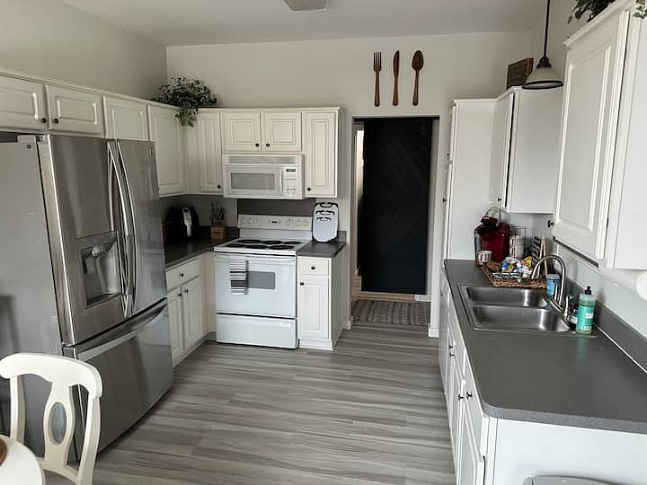 Full kitchen right off the Living Room