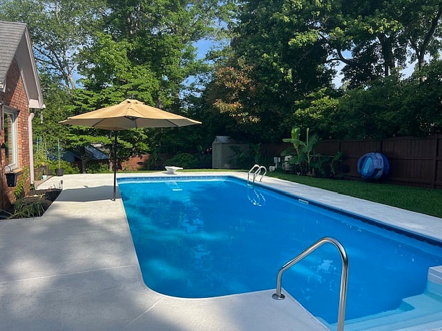 18'x36' Chlorine pool - 8' deep with extended shallow end
