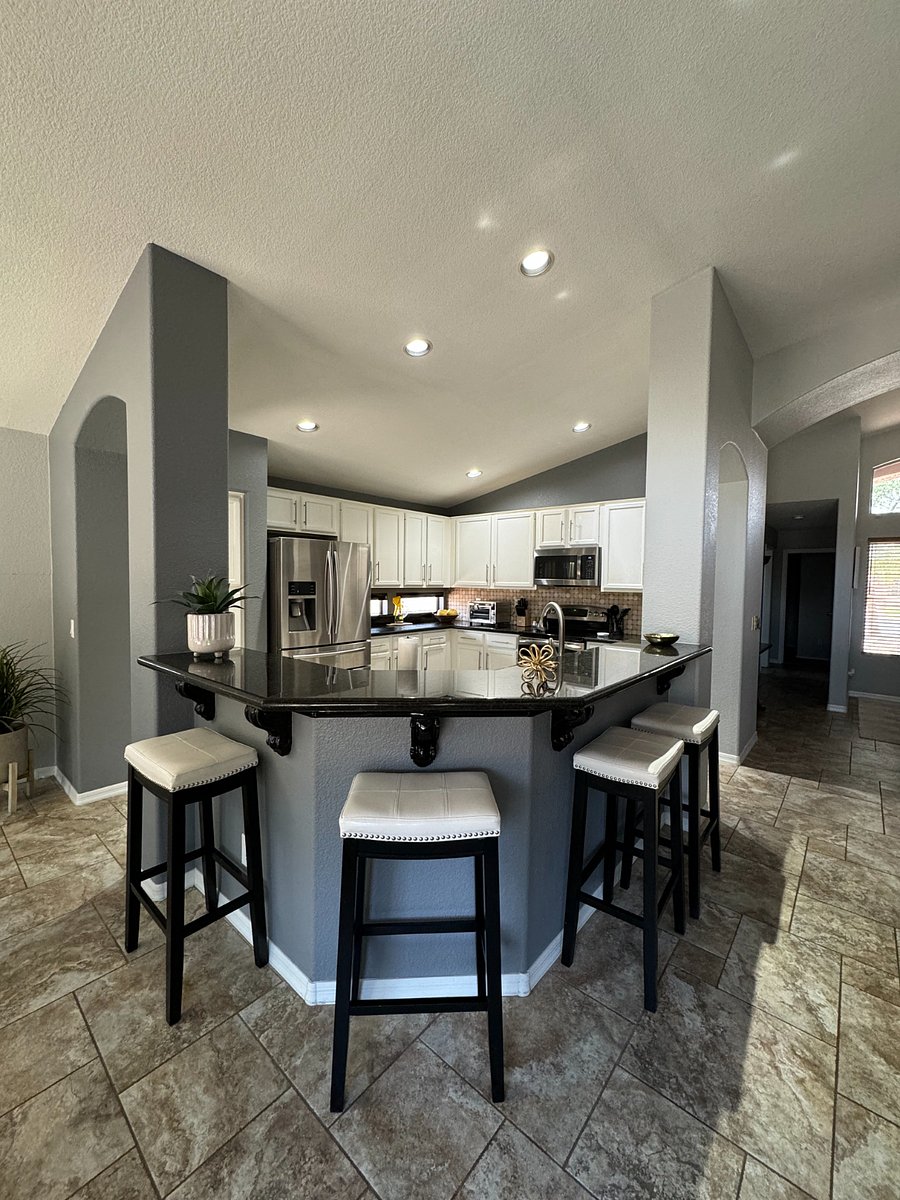 Breakfast bar with 4 stools
