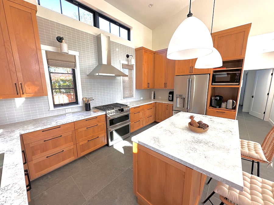 Fully equipped kitchen.
