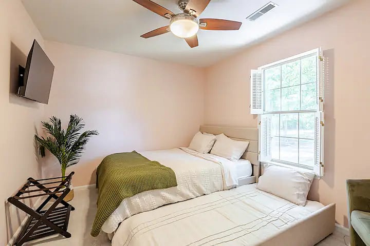 Tuck yourself to sleep by watching your favorite TV show straight from the bed.