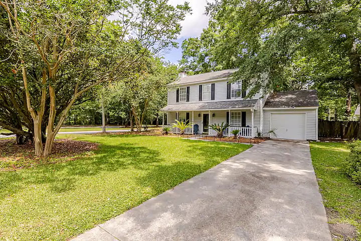 The home is in a tranquil and friendly neighborhood, just a few steps away from fantastic
restaurants and shops.