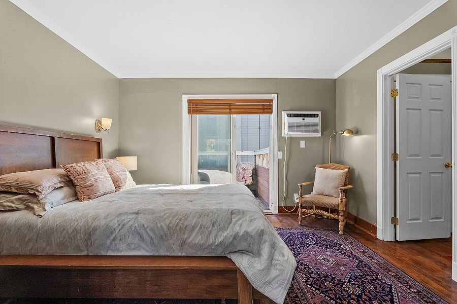Bedroom with access to Bathroom or to Deck