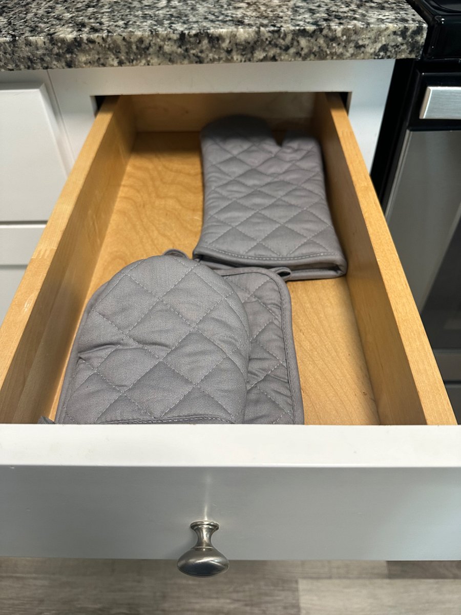Pot holders; oven mitt.