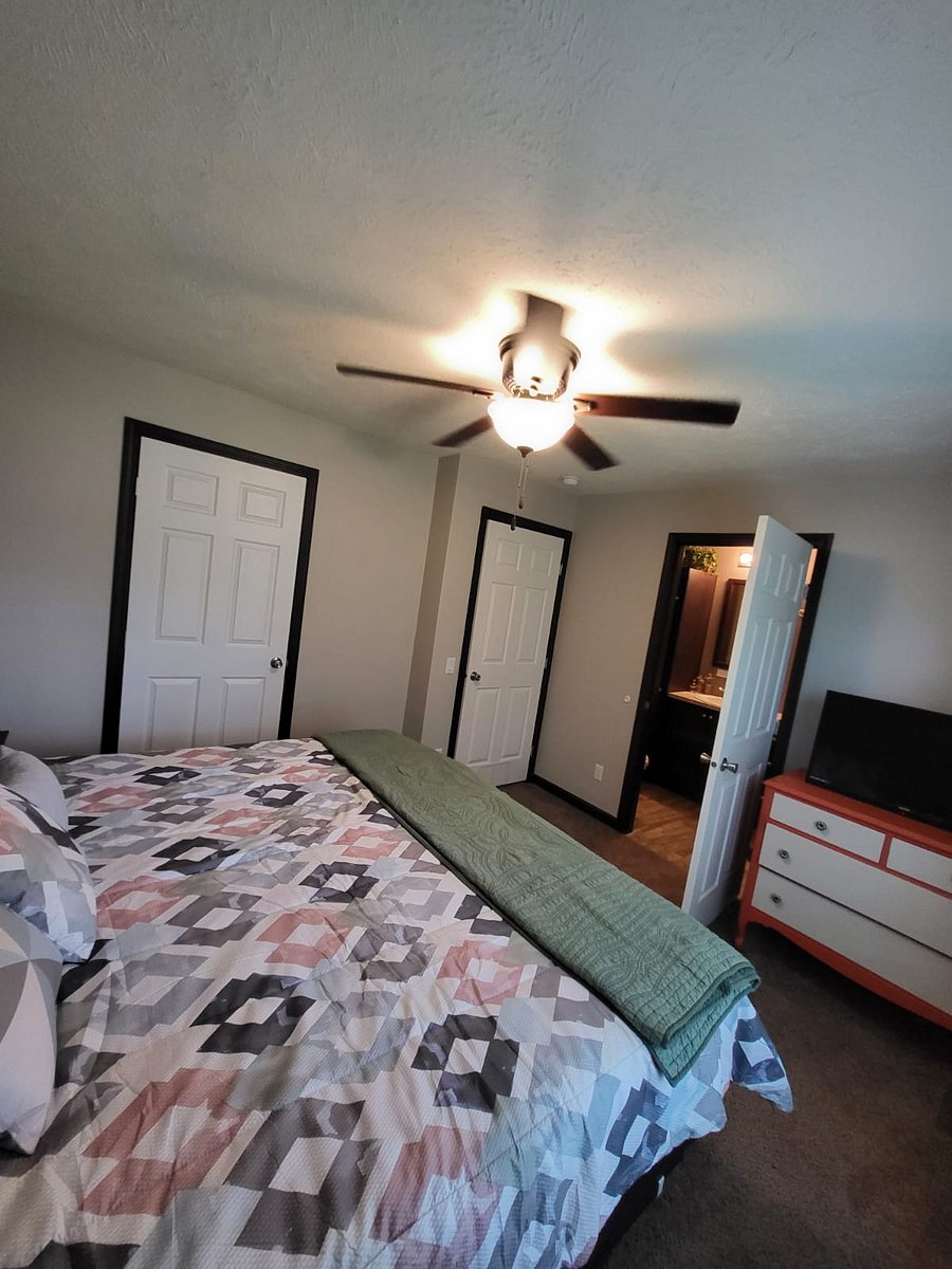 King size bed with attached bathroom.
$800/month