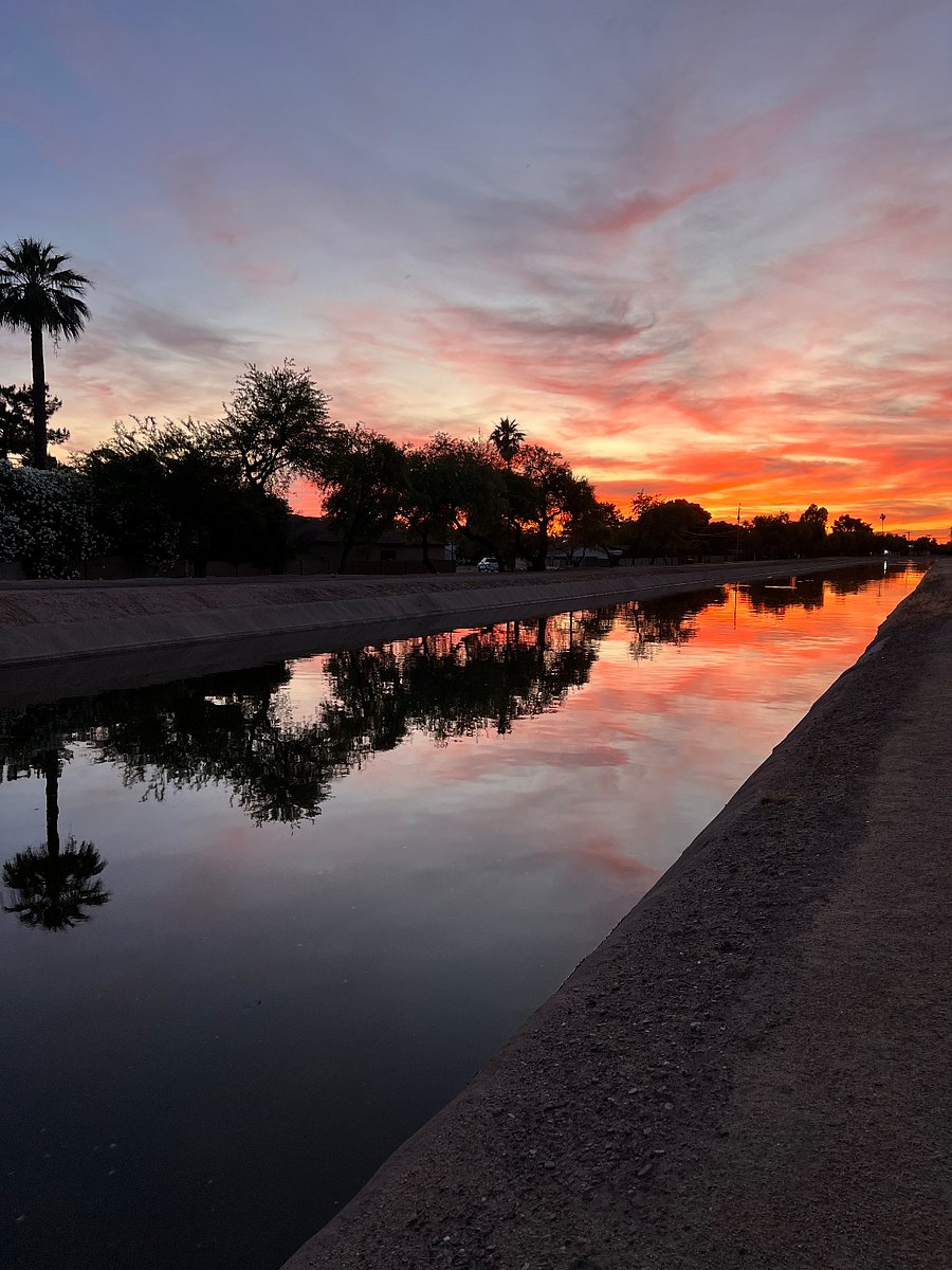 The Arizona Grand Canal, which traverses the city Northwest to Southeast, allows cyclists and pedestrians to peacefully explore the city while avoiding car traffic. The trail is steps from the studio rental and leads to lots of bars, restaurants, and stores that sell unique merchandise.