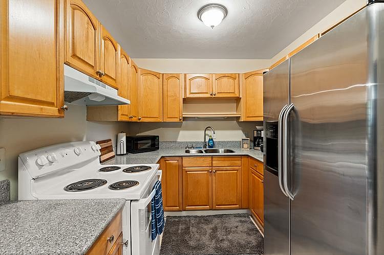 Full kitchen