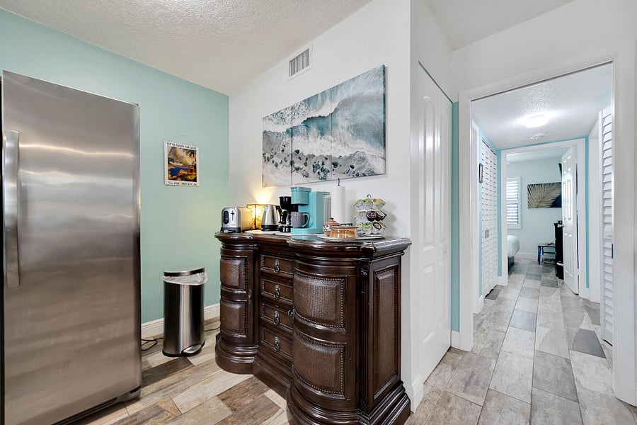 Breakfast nook with bar below