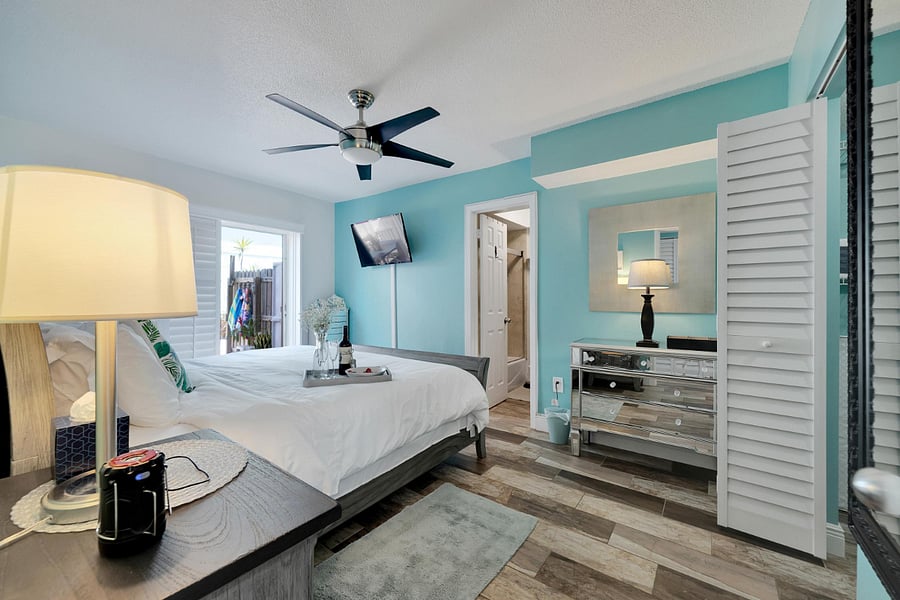 King Bedroom with outdoor patio and garden