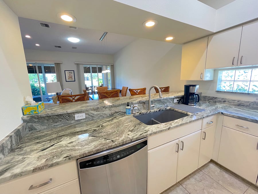Kitchen with Breakfast Bar