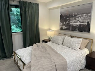Main bedroom with queen size bed