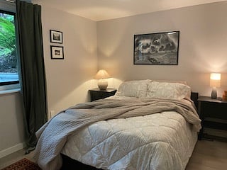 2nd bedroom with queen size bed