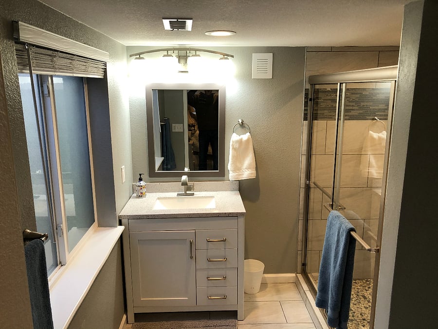 Private bathroom in the bedroom.
