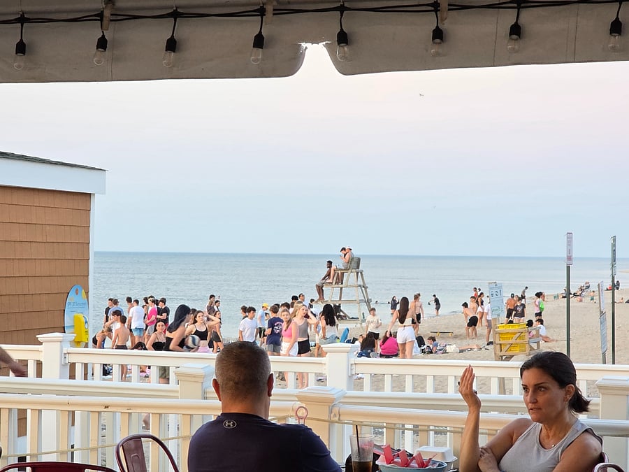 Local Beach restaurant 7 minutes away