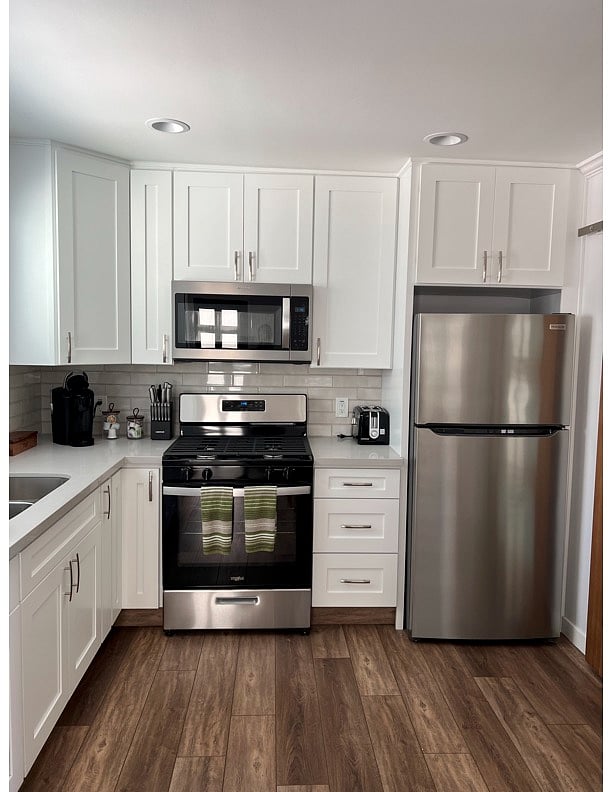 Kitchen - Microwave, gas stove, and full size refrigerator